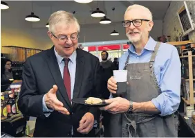  ?? RICHARD SWINGLER ?? Jeremy Corbyn, right, has a cappuccino and a Welsh cake with Wales First Minister Mark Drakeford at Awesome Wales in Barry