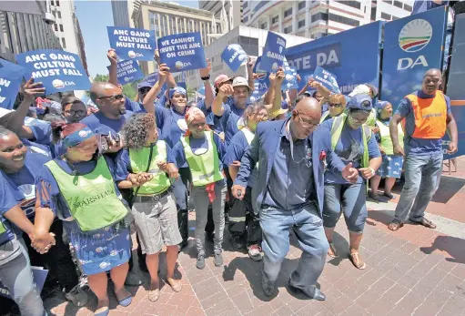  ?? PICTURE: WILLEM LAW ?? TOYI-TOYI: The DA protested and picketed outside the ANC’s Sahara House office to highlight the ANC’s relationsh­ip with gangsters in the province and apparent plan to undermine the DA’s crime-fighting programmes.