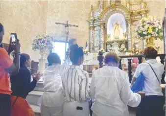  ??  ?? Feligreses católicos acudieron ayer a la iglesia a celebrar el Día de la Virgen de las Mercedes.