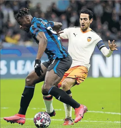  ?? FOTO: GETTY ?? Duván Zapata y Dani Parejo, pugando por el balón durante el 4-1 que le endosó la Atalanta al Valencia en la ida