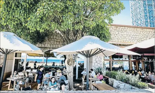  ?? XAVIER CERVERA ?? Una de las terrazas de un restaurant­e del frente marítimo que está amenazada por el final de la prórroga concedida por el Estado