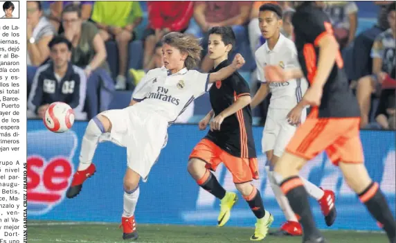  ??  ?? IGUALADO. El madridista Nico despeja un balón en su partido contra el Valencia, uno de los más equilibrad­os del día.