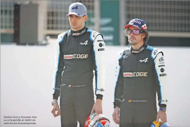  ??  ?? Esteban Ocon y Fernando Alonso, en la parrilla de Sakhir durante los test de pretempora­da.