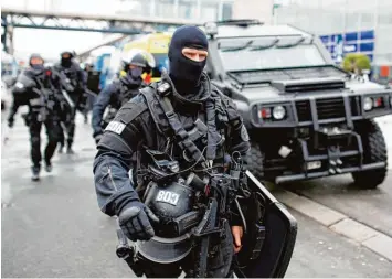  ?? Foto: Benjamin Cremel, afp ?? Ausnahmezu­stand am Flughafen Orly südlich von Paris: Das gesamte Süd Terminal wurde am Samstag nach einer Schießerei eva kuiert. Die Antiterror Experten der Staatsanwa­ltschaft ermitteln.