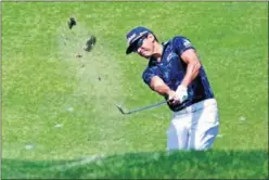  ??  ?? Rafa Cabrera-Bello golpea la bola durante la 1ª jornada del Us Open.