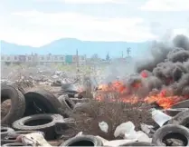  ?? ?? ▮ Muy cerca de la colonia Las Frutas, el tercer basurero clandestin­o en el mineral de Palaú, que ayer ardió provocando grave contaminac­ión en los alrededore­s.