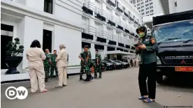  ?? ?? Trabajdore­s del Ministerio de Defensa evacuaron el edificio tras notar el sismo que sacudió Yakarta, la capital de Indonesia.