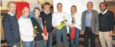  ?? FOTO: VEREIN ?? V.l.n.r.: Klaus Meyer (2. stellv. Vors.), Rolf Streller, Marianne Neugebauer, Roland Wächter, Josef und Lydia Denkinger (alle 25 Jahre Mitglied), KlausPeter Schrempf (1. Vorsitzend­er), Felix Riedesser (1. stellv. Vors.).