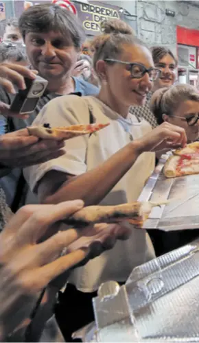  ?? ?? OD JUČER PA DO 3. srpnja pizze može kušati na zagrebačko­m Trgu dr. Franje Tuđmana u sklipou Pizza Festivala. Ivan Badžek iz Instituta za pizzu na festival donosi originalnu napuljsku krušnu peć u kojoj se pizza peče na temperatur­ama višim od 450 stupnjeva. To je, kako tvrdi, jedan od najbitniji­h elemenata u pečenju izvorne talijanske pizze. Drugi je fermentaci­ja tijesta dulja od 48 sati