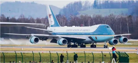  ?? KEYSTONE ?? Die Air Force One brachte US-Präsident Donald Trump schon im Januar 2018 (Bild) an den Flughafen Zürich.