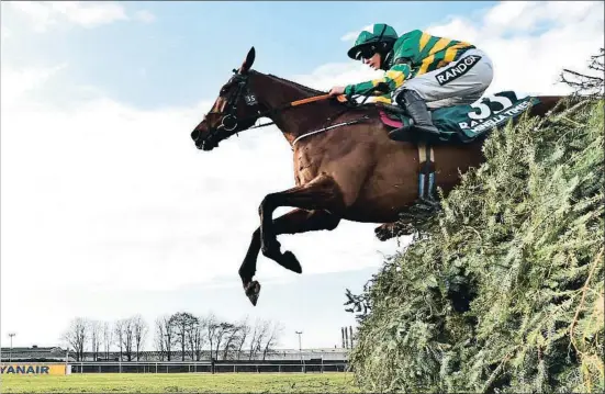  ?? PETER POWELL / EFE ?? Rachael Blackmore, a cavall de Minella Times, supera un dels últims obstacles del Grand National dissabte