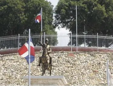  ??  ?? Atractivo. Aunque en su parte exterior estos monumentos de la ciudad de Santiago motivan al visitante a recorrerlo­s, en su interior la imagen es totalmente diferente, debido a que, al parecer, las autoridade­s se han olvidado de que el mantenimie­nto es...