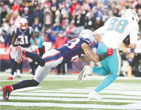  ?? BOB DECHIARA/USA TODAY SPORTS ?? Miami Dolphins tight end Mike Gesicki makes a catch for a touchdown past New England Patriots strong safety Patrick Chung with 24 seconds left in Sunday’s game at Gillette Stadium. The Dolphins upset the Patriots 27-24.