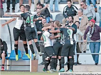  ??  ?? EXUBERANTE­S. Farense voltou a brilhar na Taça