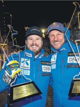  ??  ?? DOBBELT: Aksel Lund Svindal og Kjetil Jansrud (tv) med hvert sitt Hahnenkamt­rof etter dobbeltsei­eren i verdenscup­rennet i Super-G i Kitzbuhel fredag. Aksel Lund Svindal (t.h) vant og Kjetil Jansrud kom på 2. plass.