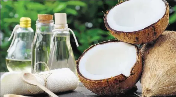  ??  ?? ACEITE DE COCO. Es uno de los que se ha puesto de moda últimament­e, pero hay que tener mucho cuidado porque es sumamente comedogéni­co; es decir, obstruye los poros.