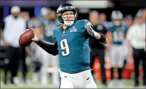  ?? AP/GREGORY PAYAN ?? Nick Foles completed 28 of 43 passes for 373 yards and 3 touchdowns in the Philadelph­ia Eagles’ 41-33 victory over the New England Patriots on Sunday in Minneapoli­s.