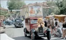  ?? ?? La caravane du Tour précéde les coureurs pour le plus grand bonheur des spectateur­s.