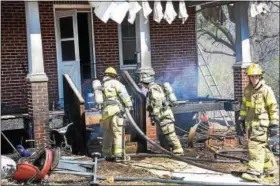  ?? TOM KELLY III — FOR DIGITAL FIRSTMEDIA ?? Spring City-area firefighte­rs extinguish a house fire in the 500block of East Vincent Avenue Thursday morning.