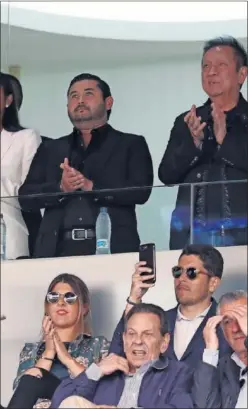  ??  ?? El Príncipe de Johor, junto a Peter Lim en Mestalla.