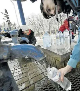  ?? Genya Savilov / AFP ?? Vecinos de Kiev recogen agua potable en una fuente, ayer.