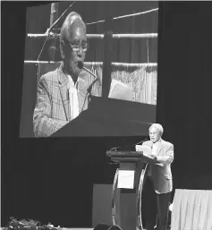  ??  ?? Jabu speaking during the appreciati­on dinner for him at the Borneo Convention Centre Kuching on Sunday night.