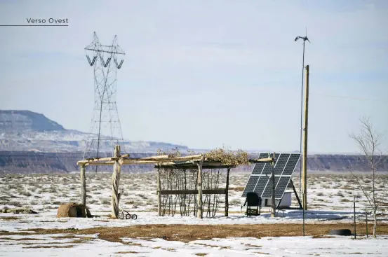  ??  ?? Pannelli solari in una ramada (rifugio), dove le famiglie Diné si riuniscono in estate. Le energie rinnovabil­i sono sempre più utilizzate tra i Navajo.