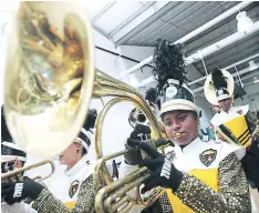  ??  ?? Los sonidos de la tuba también fueron una parte elemental en las interpreta­ciones que realizaron los chicos.