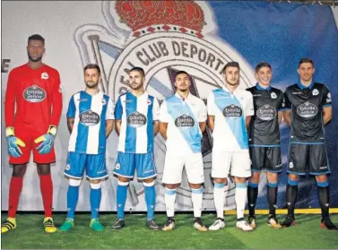  ??  ?? ESTRENO. El Depor dio a conocer las nuevas equipacion­es con los siete fichajes de la plantilla.