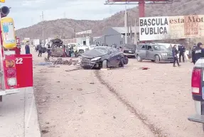  ?? ?? l Un vehículo sedán y una vagoneta chocaron de frente en la carretera Nogales-Ímuris, a unos metros de donde estaba la aduana en el kilómetro 21.