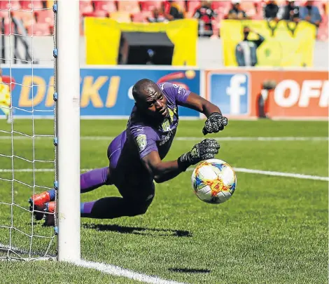  ?? Picture: MICHAEL SHEEHAN/GALLO IMAGES ?? HE’S GOT IT COVERED: Denis Onyango of Mamelodi Sundowns in action during the Nedbank Cup last-32 match against Chippa United at the Nelson Mandela Bay Stadium in Port Elizabeth on January 26