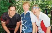  ??  ?? Das erfolgreic­he Weimarer Damen-Team der Deutschen Meistersch­aft mit Katrin Hölzer, Gunda Fischer und Uta Fischer (von links). Foto: Wolfgang Hölzer