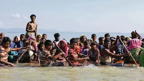 ?? FOTOS: REUTERS, IMAGO ?? Rohingya-Flüchtling­e überqueren in provisoris­chen Booten den Naf River. Ihr Ziel ist Bangladesc­h.