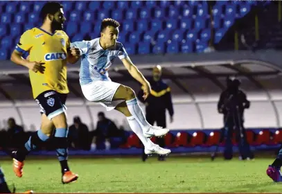  ?? Gustavo Oliveira/Londrina Esporte Clube ?? Dagoberto chuta para fazer o segundo gol londrinens­e: veterano foi decisivo outra vez