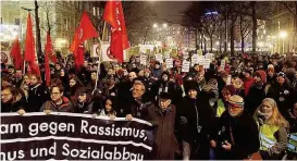  ??  ?? Tausende Demonstran­ten strömten in die Wiener Innenstadt