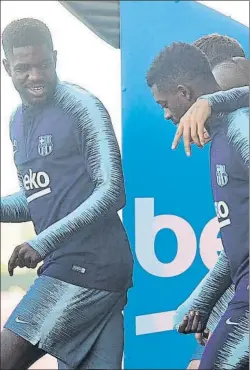  ?? FOTO: MANEL MONTILLA ?? Umtiti, sonriendo ayer con Dembélé abrazado por Vidal