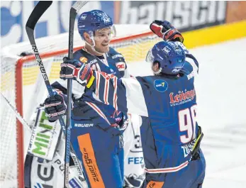  ?? FOTO: FELIX KÄSTLE ?? Ein Pflichtspi­eldebüt zum Einrahmen: Tim Brunnhuber (links) schoss zwei Tore beim Sieg der Towerstars gegen Dresden.