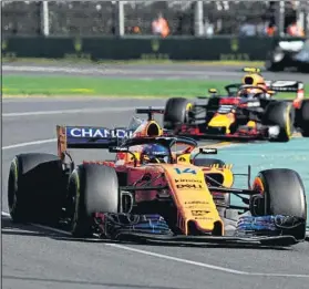  ?? FOTO: GETTY ?? Alonso pudo mantener a Verstappen detrás pero aún está lejos de los Red Bull