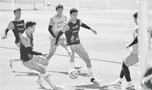  ?? FOTOS: ANTONIO MELÉNDEZ ?? La ilusión por alcanzar el play in se mantiene en Santos, por lo que van con todo en las últimas 3 fechas