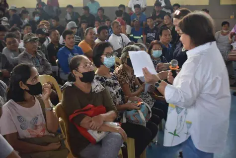  ?? —Photo by Daniel Ombina / Pampanga PIO ?? Vice Governor Lilia Pineda assists some of the 837 residents in Lubao town who received free medical examinatio­ns and medicines during a recent medical mission under Alagang Nanay Preventive Health Care Program of the provincial government of Pampanga.