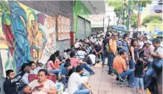  ??  ?? Integrante­s de la Coordinado­ra Nacional de Trabajador­es de la Educación bloquearon ayer tiendas de autoservic­io, en Tuxtla Gutiérrez.