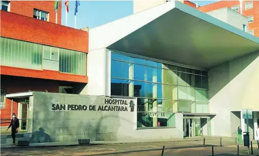  ?? EP ?? Imagen de la fachada del hospital San Pedro de Alcántara, donde permanecen los pacientes ingresados