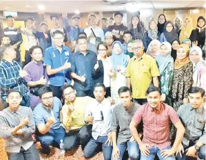  ??  ?? HAMISA bergambar kenangan bersama belia beliawanis Kem Transforma­si Minda Belia daerah Tawau.