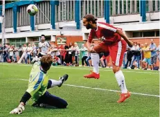  ?? FOTO: TOM OSTERMANN ?? Im Testspiel gegen Giesenkirc­hen hebt Viersens Korbinan Beckers den Ball über den herausstür­menden Gästekeepe­r.