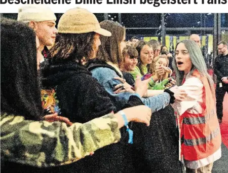  ?? KEYSTONE ?? US-Sängerin Billie Eilish geht mit den wartenden Fans vor dem KKL auf Tuchfühlun­g – und sorgt damit für Freudenträ­nen.