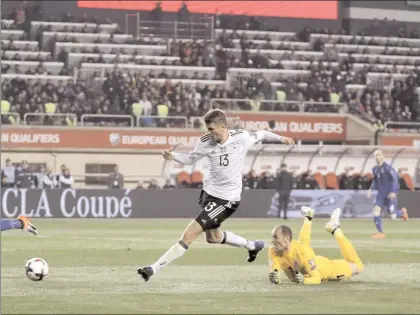  ??  ?? El alemán Thomas Müller anota a Azerbaiyán, en partido del sector C de la eliminator­ia europea para el Mundial de Rusia 2018 ■ Foto Ap