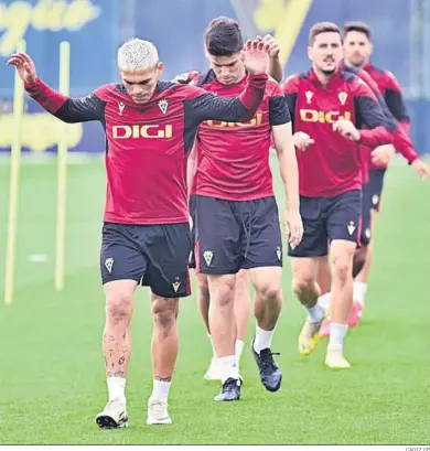  ?? CÁDIZ CF ?? Brian Ocampo y otros compañeros durante un entrenamie­nto.