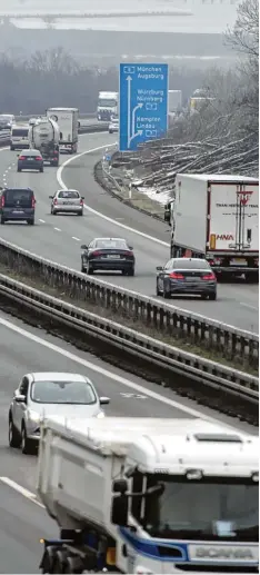  ?? Foto: Andreas Brücken ?? Viel Verkehr: Am Elchinger Kreuz sind jeden Tag rund 130 000 Fahrzeuge unterwegs. Für Anwohner bedeutet das vor allem eines: Lärm.