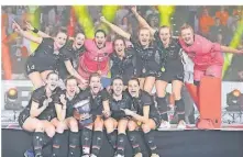  ?? FOTO: GREGOR FISCHER/ DPA ?? Die deutsche Mannschaft jubelt nach dem Sieg mit dem Europameis­terschafts-Pokal.