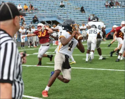  ?? PATRICK HOPKINS — THE NEWS-HERALD ?? Euclid quarterbac­k Cee Jay Hale rolls out to pass during a scrimmage against Cardinal Mooney on Aug. 11.